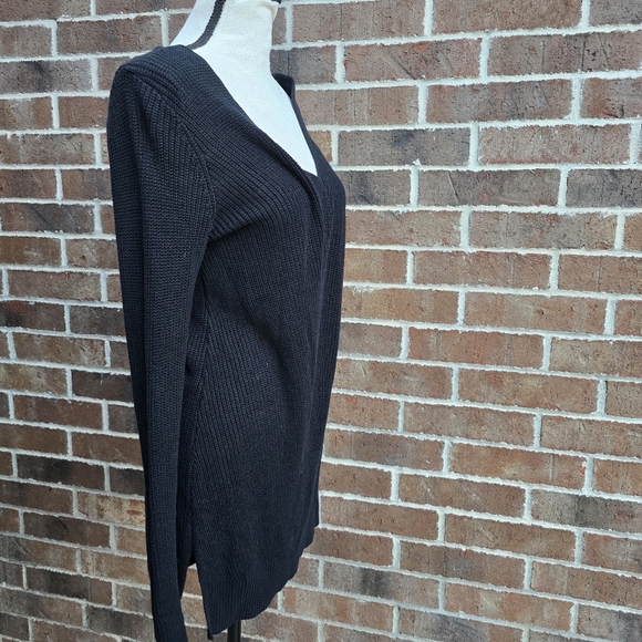 Old Navy Black V-Neck Sweater for Women - Picture 3 of 10